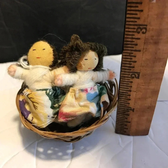 Vintage Decorative Cute Tiny dolls in the basket - Picture 3 of 3